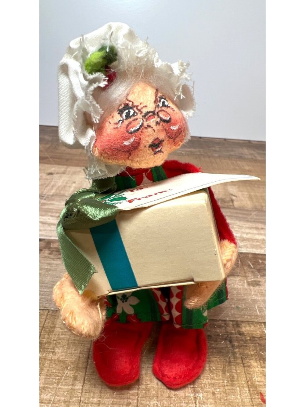Annalee Christmas Mrs. Claus Holding Gift Doll Vintage Holiday Decoration